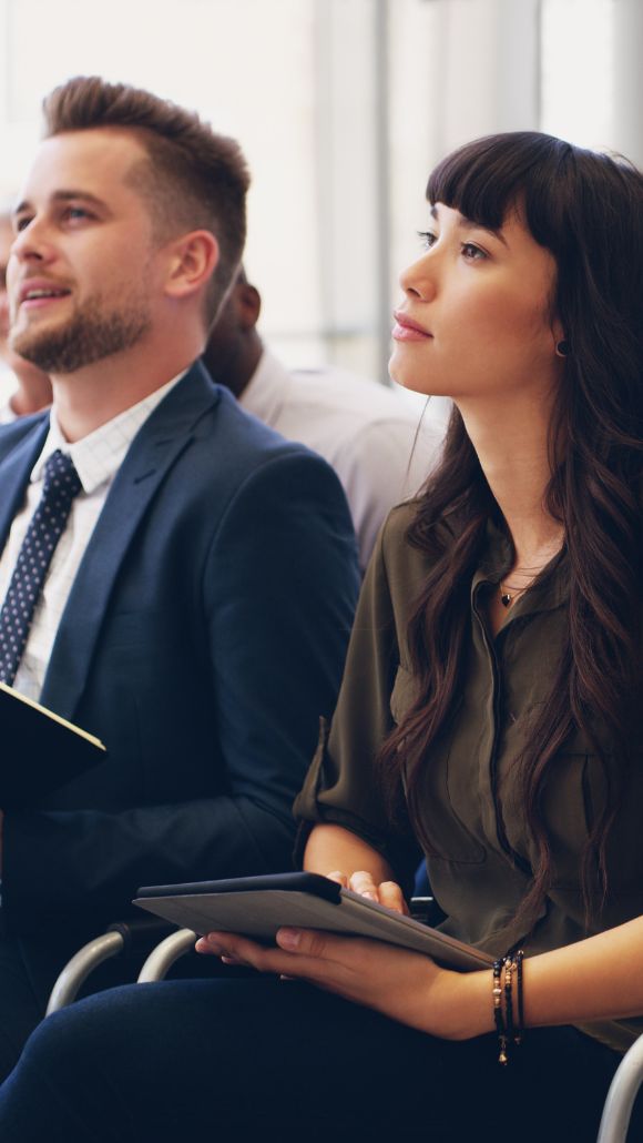 Teilnehmende verfolgen aufmerksam eine Cyber-Security-Schulung und erleben aktuelle IT-Sicherheitsthemen aus erster Hand.