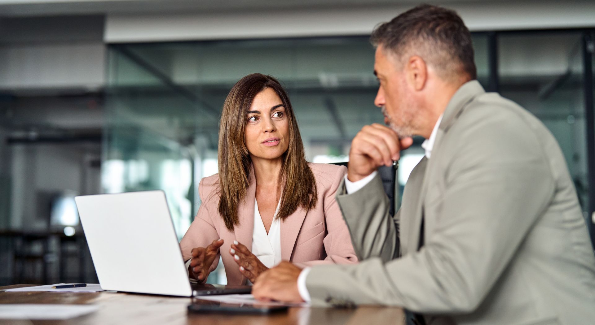 Beratungsgespräch zur Cyber Security Strategie und IT Sicherheit in einem Unternehmen.