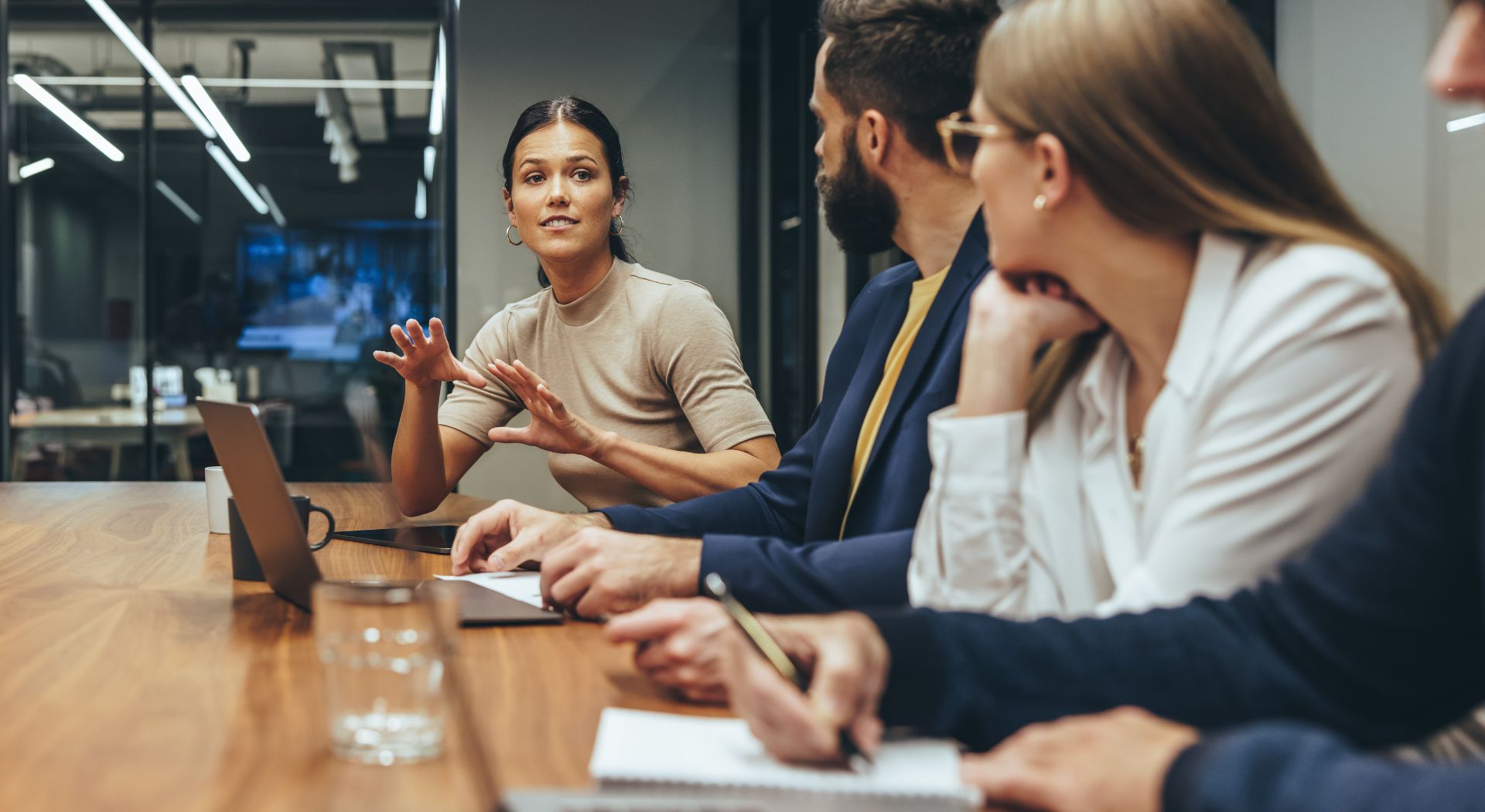 Teammeeting zur Business Continuity Management Beratung mit Fokus auf Notfallmanagement, Krisenorganisation und Betriebskontinuität.