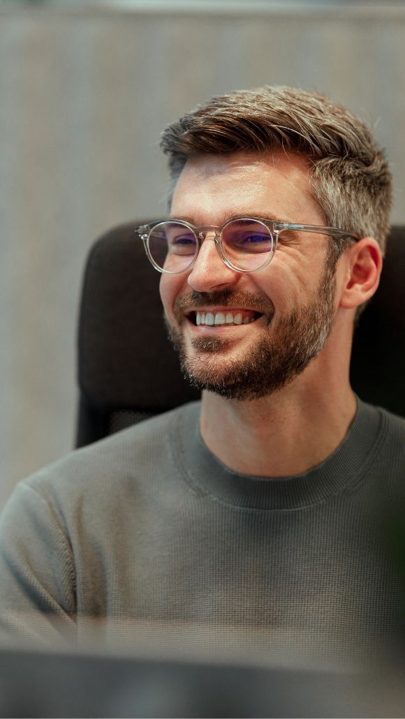 Ein Cybersecurity-Experte informiert über aktuelle Cyber-Security-Trends, Praxistipps und regulatorische Anforderungen im Unternehmen.