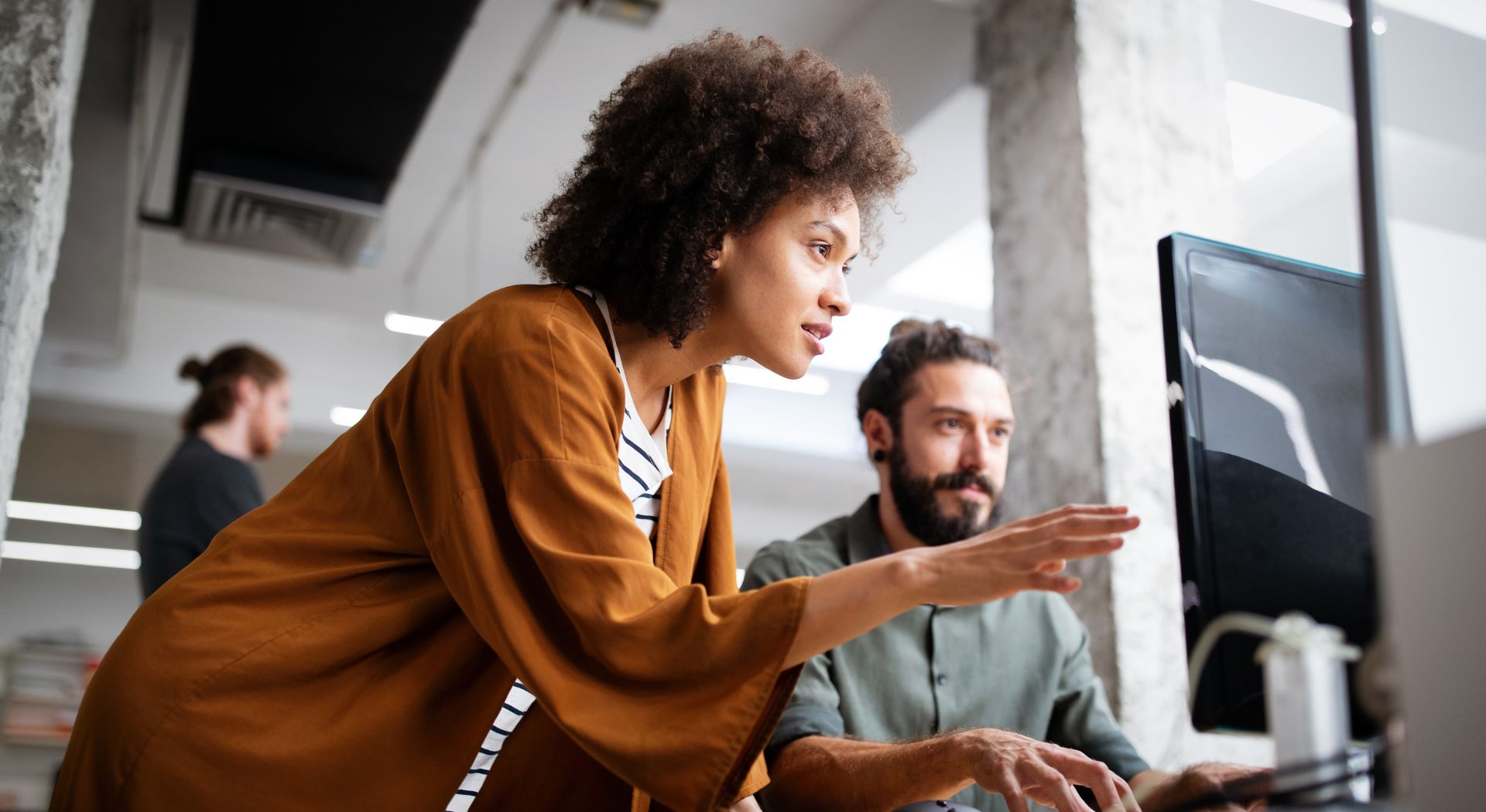 Ein Team analysiert am Bildschirm digitale Prozesse zur Verbesserung von Datenschutz und Informationssicherheit im Unternehmen.