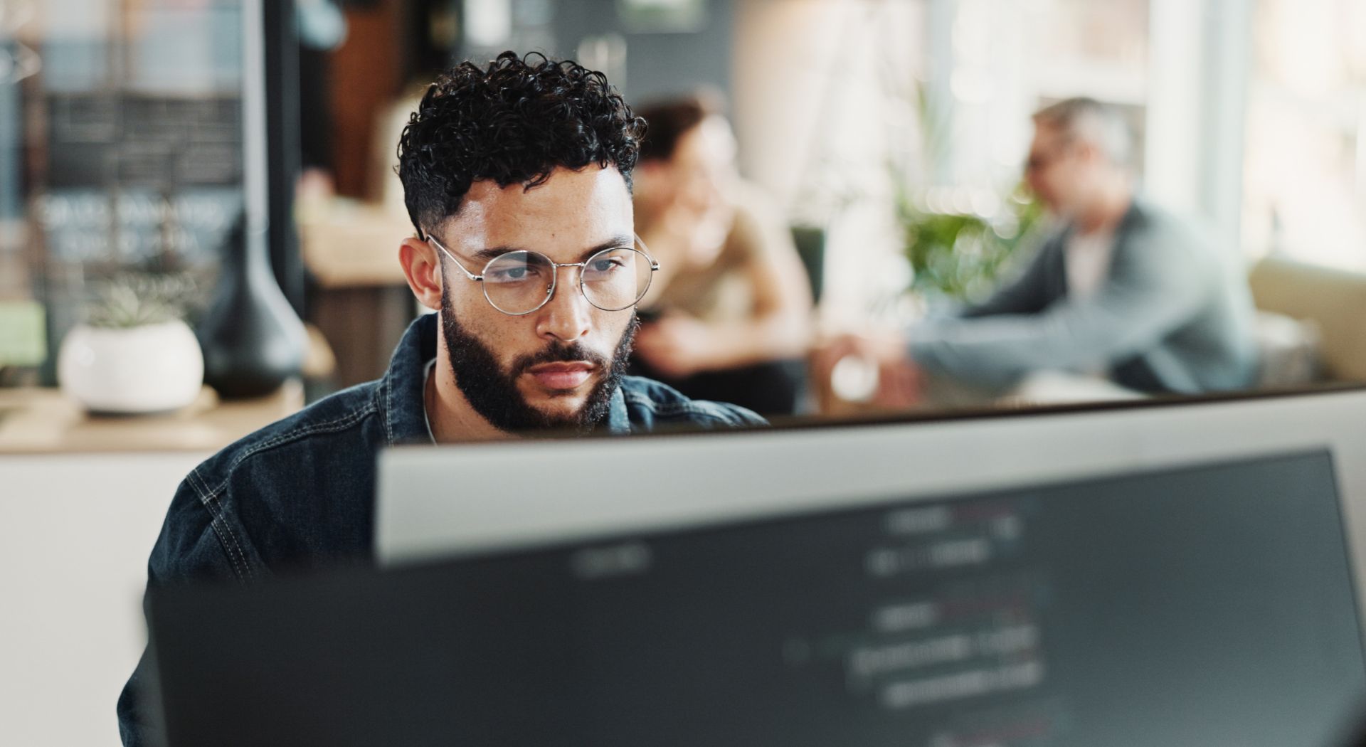 IT-Security-Team reagiert auf einen Sicherheitsvorfall im Unternehmen und analysiert verdächtige Aktivitäten für eine schnelle Incident Response.