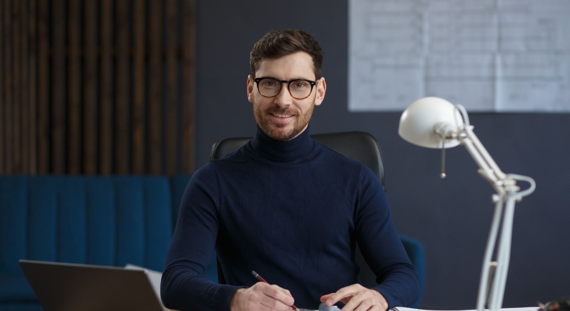 Ein Berater im Büro symbolisiert einen externen Informationssicherheitsbeauftragten für ISB as a Service, Compliance und strategische Informationssicherheit.