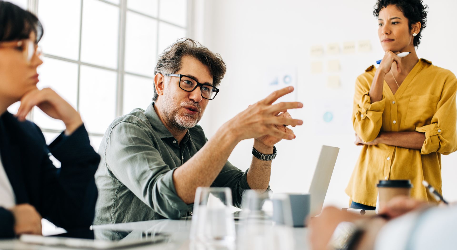 Team bespricht Maßnahmen für KRITIS Compliance, Risikomanagement und IT-Sicherheit in einer Strategierunde.