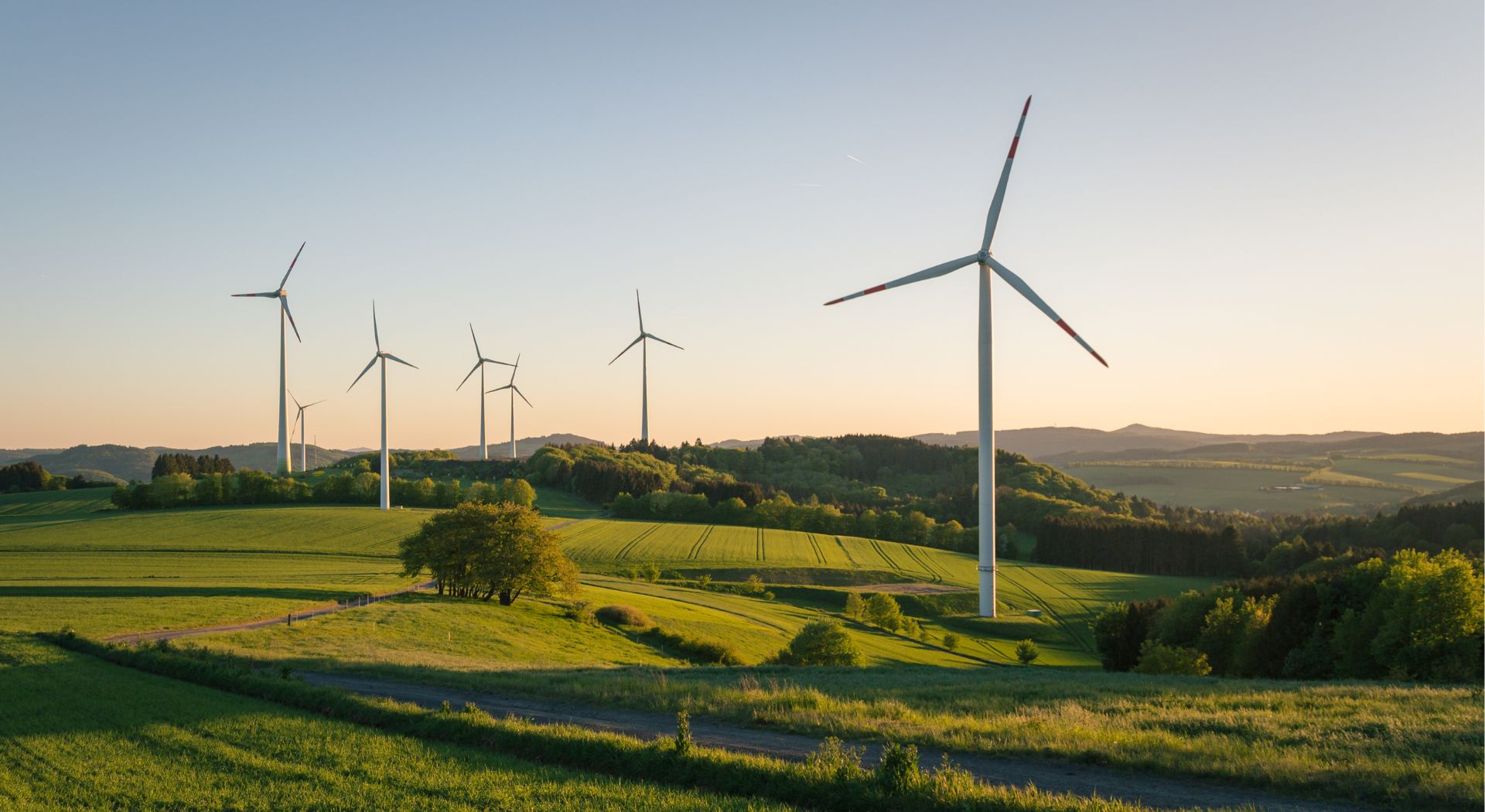 Windräder in einer Landschaft stehen für erneuerbare Energien und die Bedeutung von IT-Sicherheit in kritischer Infrastruktur.
