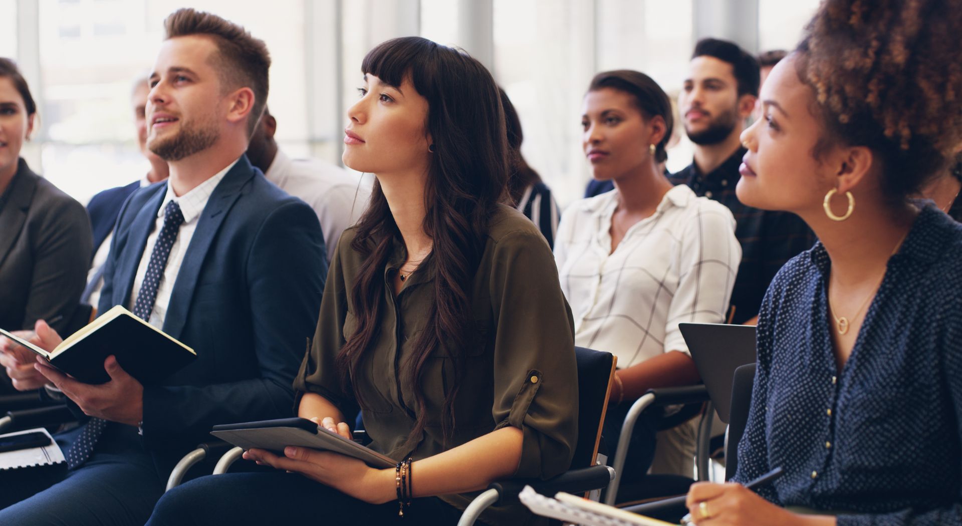 Mitarbeitende nehmen an einer Live-Hacking-Schulung zur Cybersecurity Awareness und IT-Sicherheitsprävention teil.