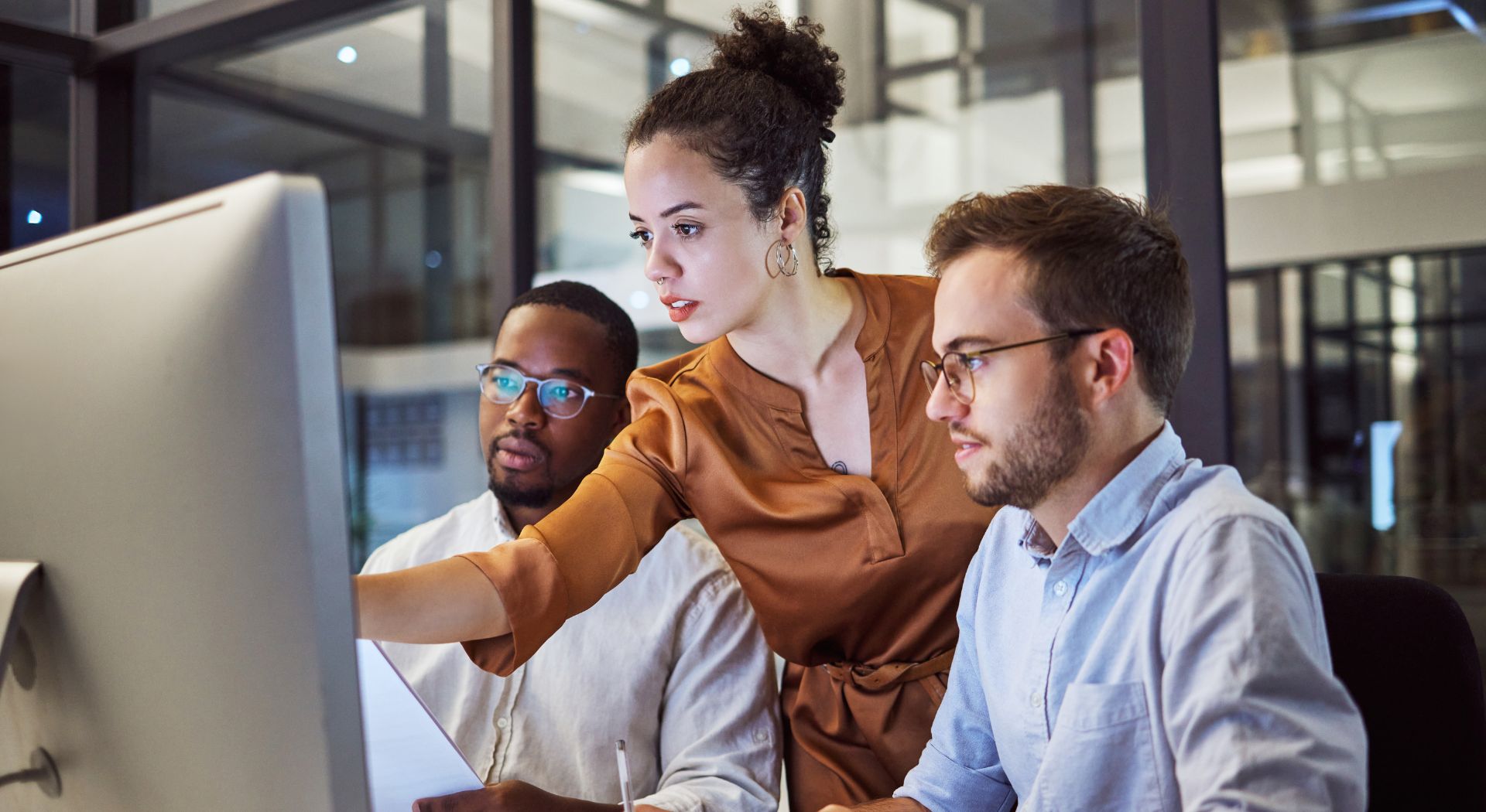 Ein Krisenteam arbeitet am Monitor an einem IT Notfallplan zur schnellen Reaktion auf einen Cybervorfall.