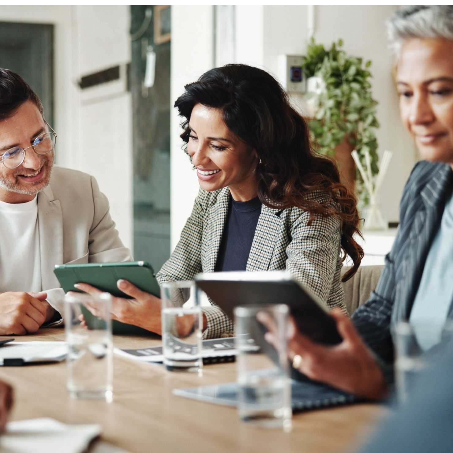 Team nimmt an Mitarbeiterschulung zur IT-Sicherheit teil und arbeitet gemeinsam mit Tablets an Awareness-Inhalten.