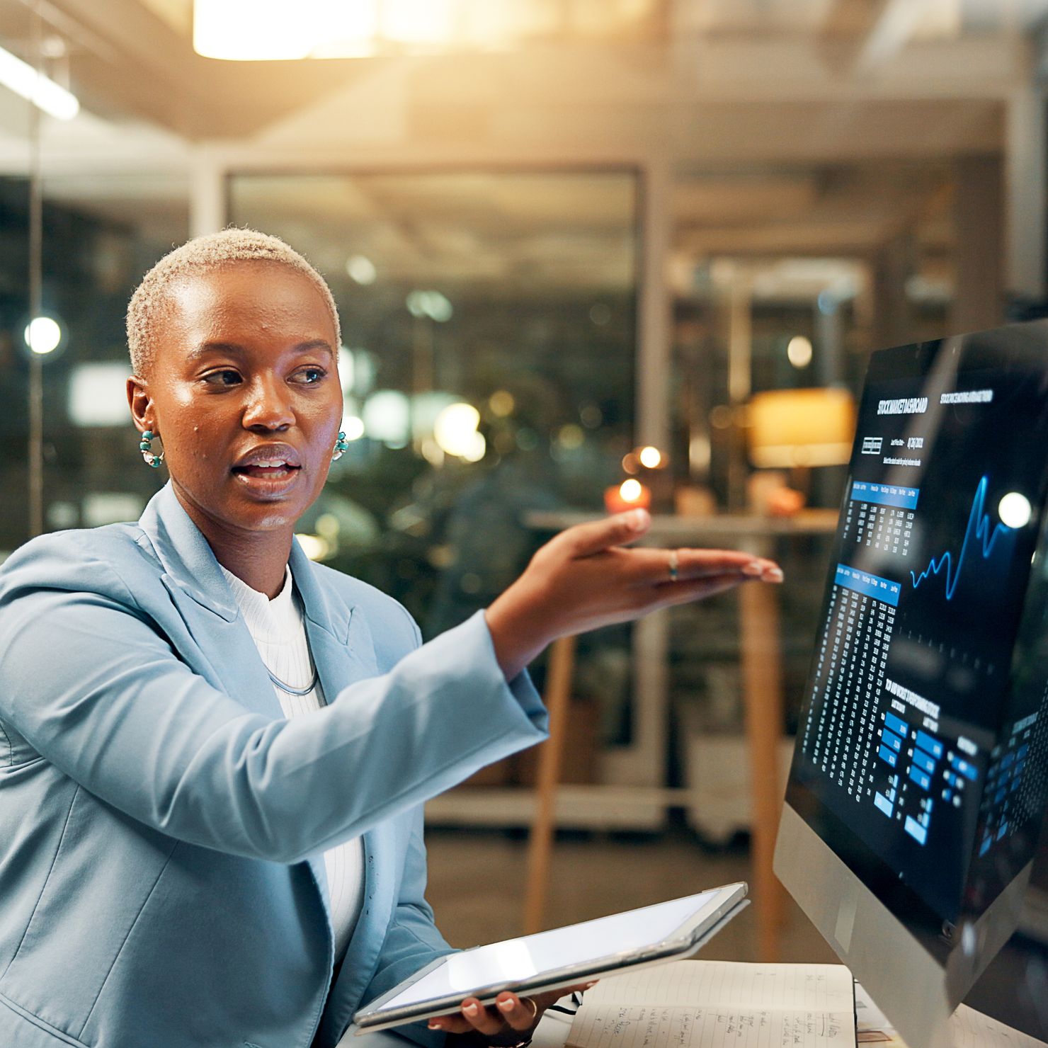 Analystin erklärt auf Monitor die Rolle von Initial Access Brokern als Türöffner der Cyberkriminalität.