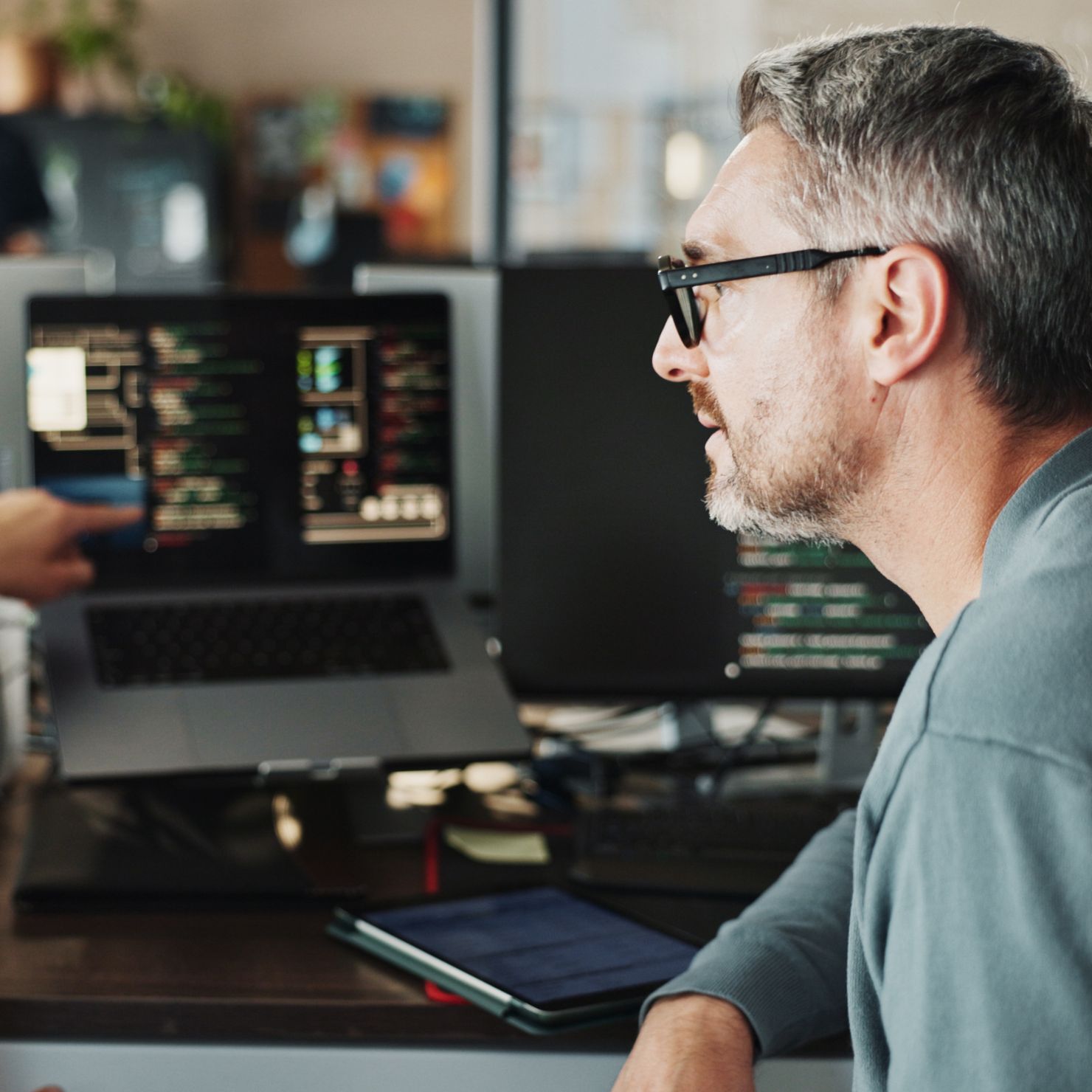 IT-Admin prüft IT-Monitoring Checkmk wegen Sicherheitslücke, die unbefugte Dateiänderungen ermöglicht.