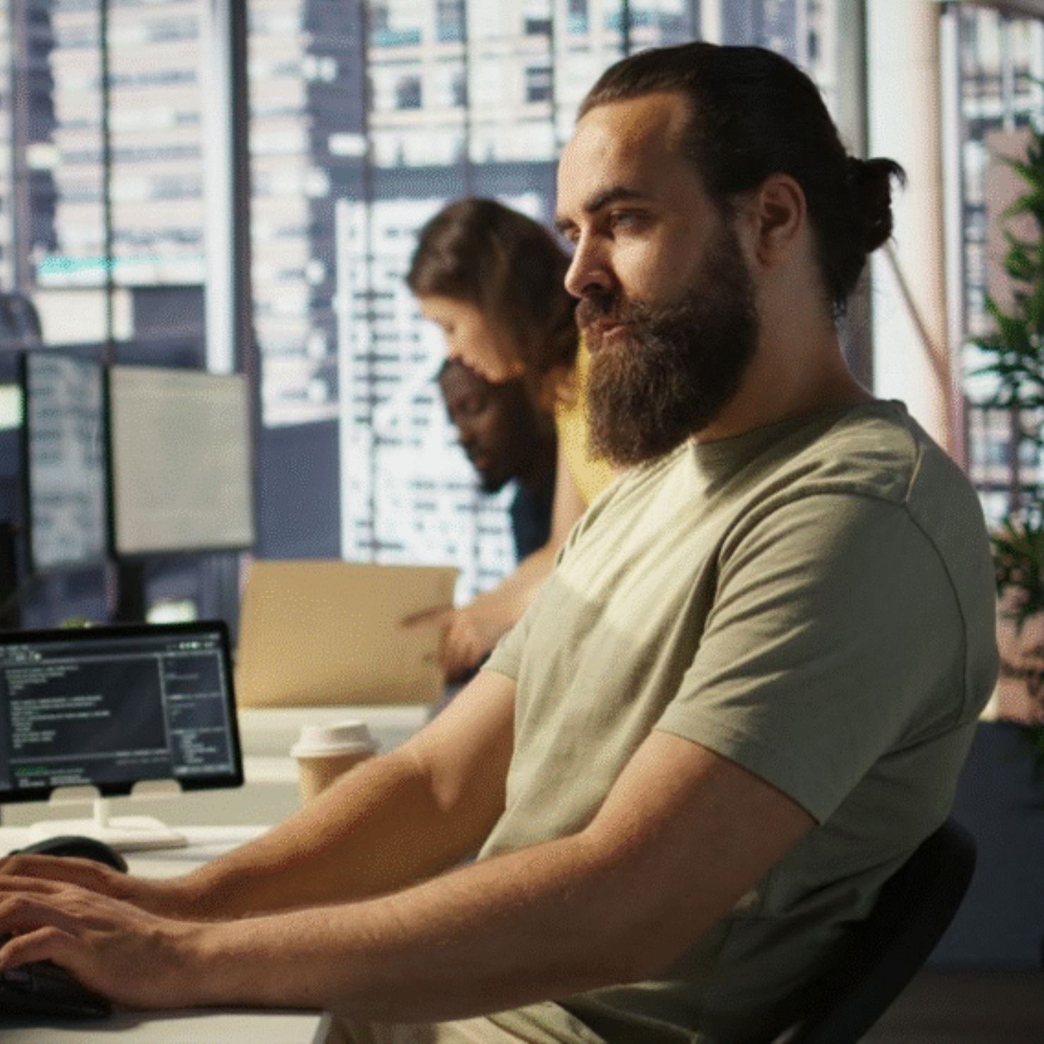 Mann am Laptop im Büro recherchiert die Psychologie von Cyberkriminellen und ihre Motive für Angriffe.