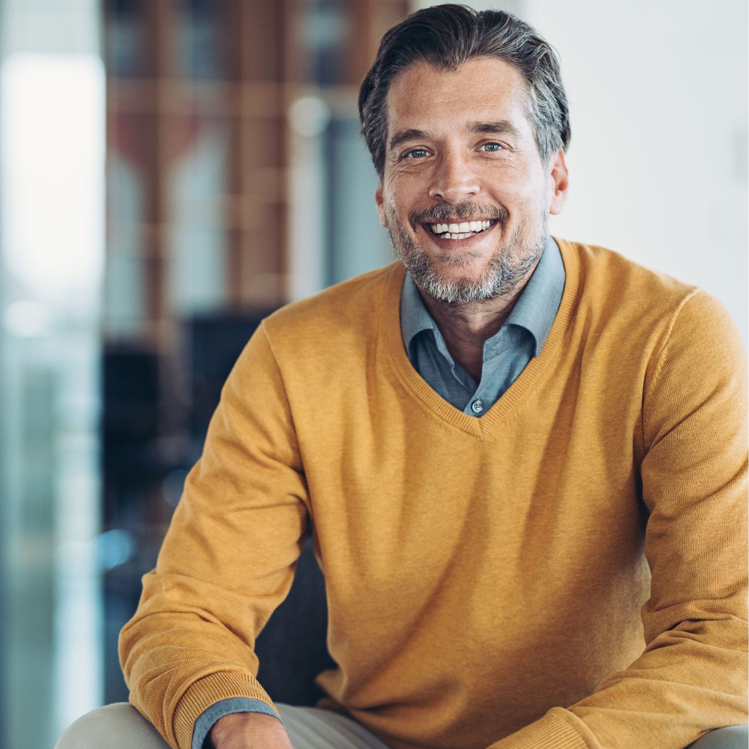 Porträt eines Managers im Büro als Symbol für Business Continuity Management, Krisenplanung und Unternehmensresilienz.