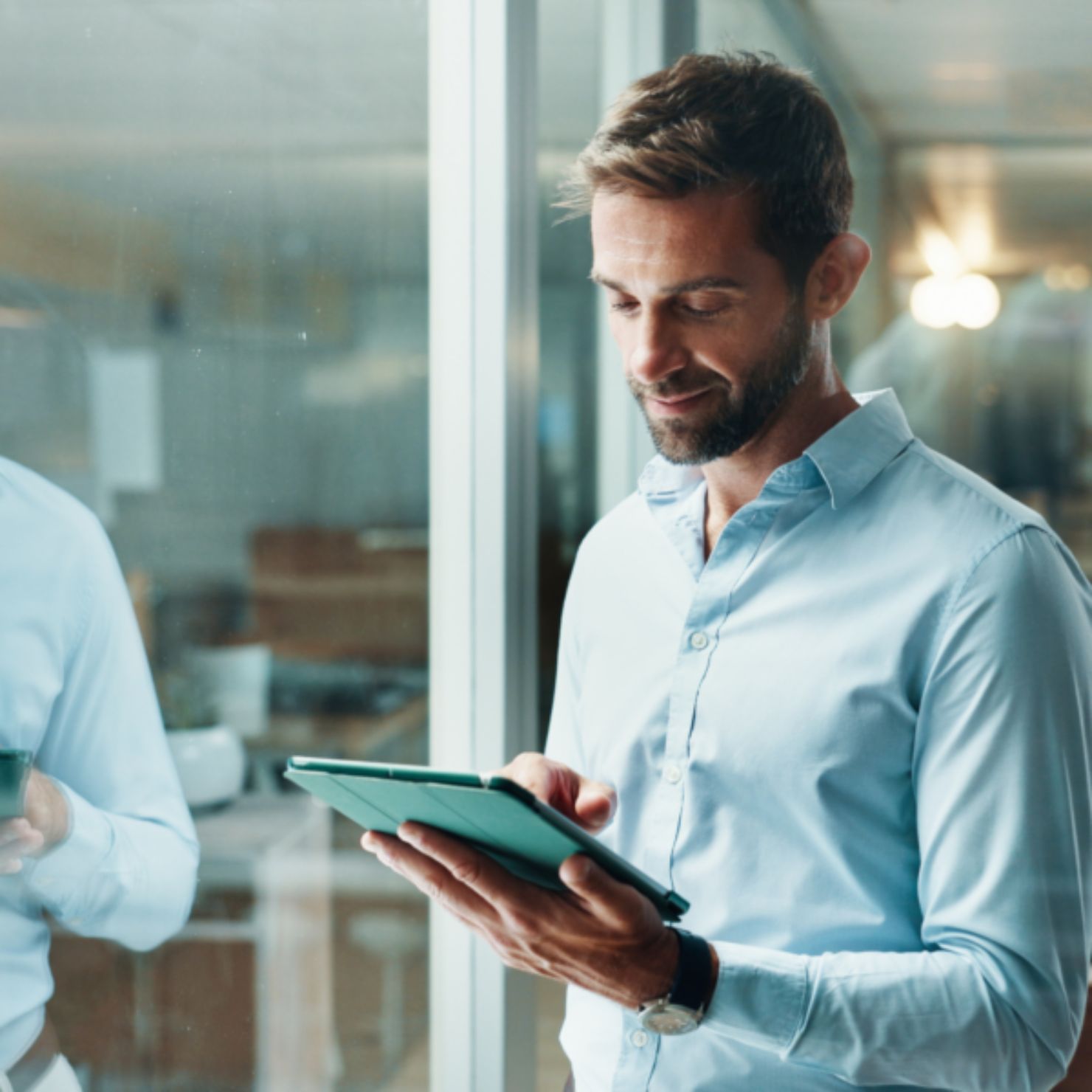 Mitarbeiter prüft auf dem Tablet Sicherheitsdaten für proaktive Cyberabwehr und IT-Sicherheit im Unternehmensnetzwerk.