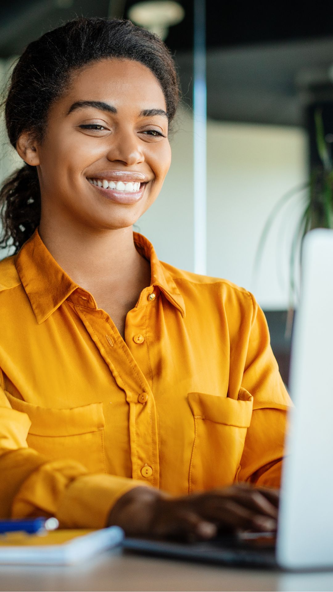 Eine Mitarbeiterin arbeitet am Laptop und steht für sichere, verschlüsselte und DSGVO-konforme E-Mail-Kommunikation im Unternehmen.