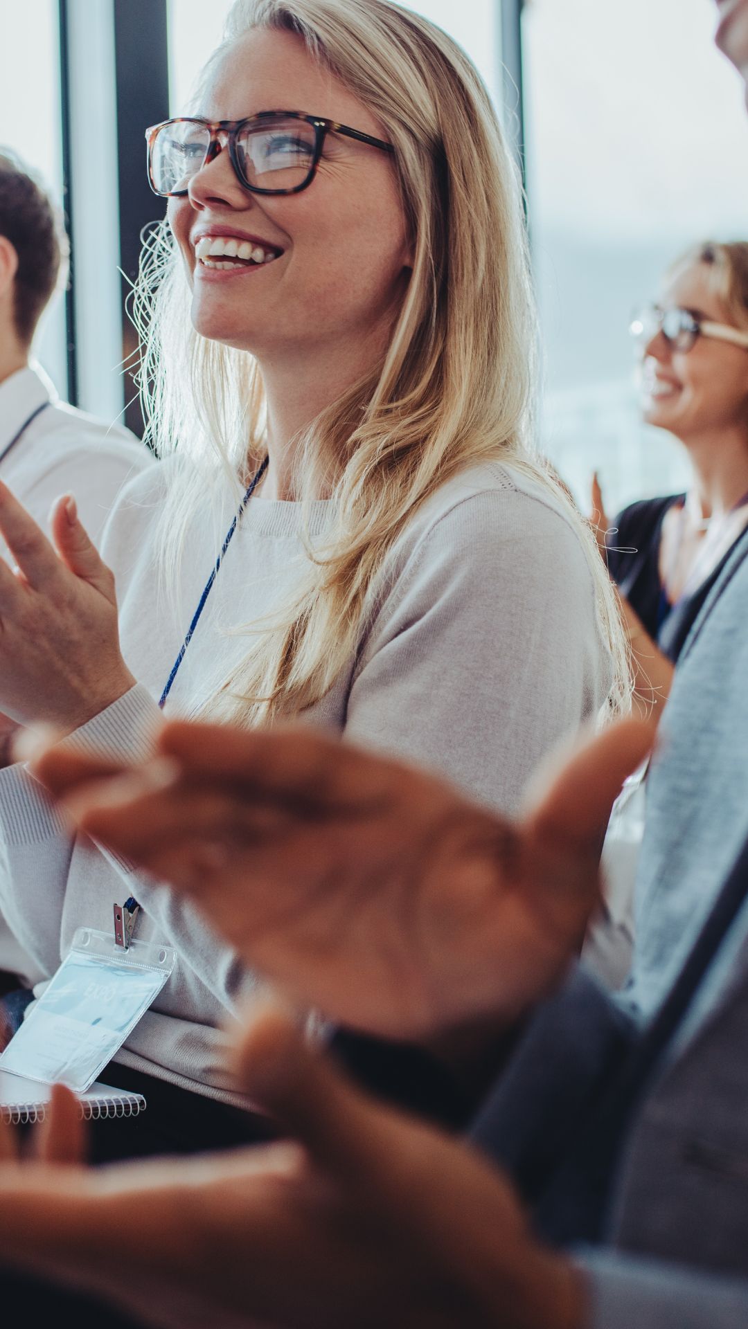 Mitarbeitende nehmen aktiv an einer Cybersecurity-Awareness-Schulung teil und stärken ihre Rolle als erste Verteidigungslinie gegen Cyberangriffe.