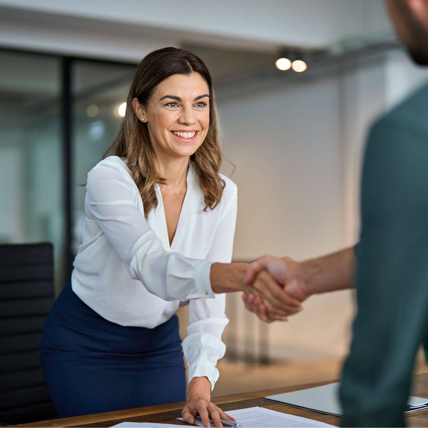 Handshake im Cyber-Security-Bewerbungsgespräch, Symbol für Vertrauen und Professionalität.