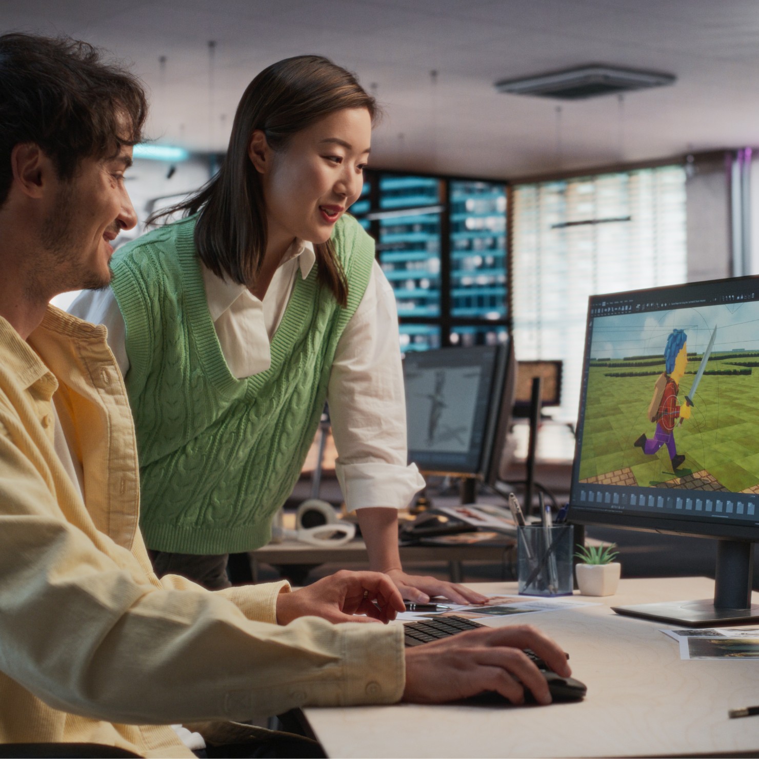 Game-Entwicklung am Monitor steht sinnbildlich für Cyber Security und den Schutz von Software- und Entwicklungsprojekten.