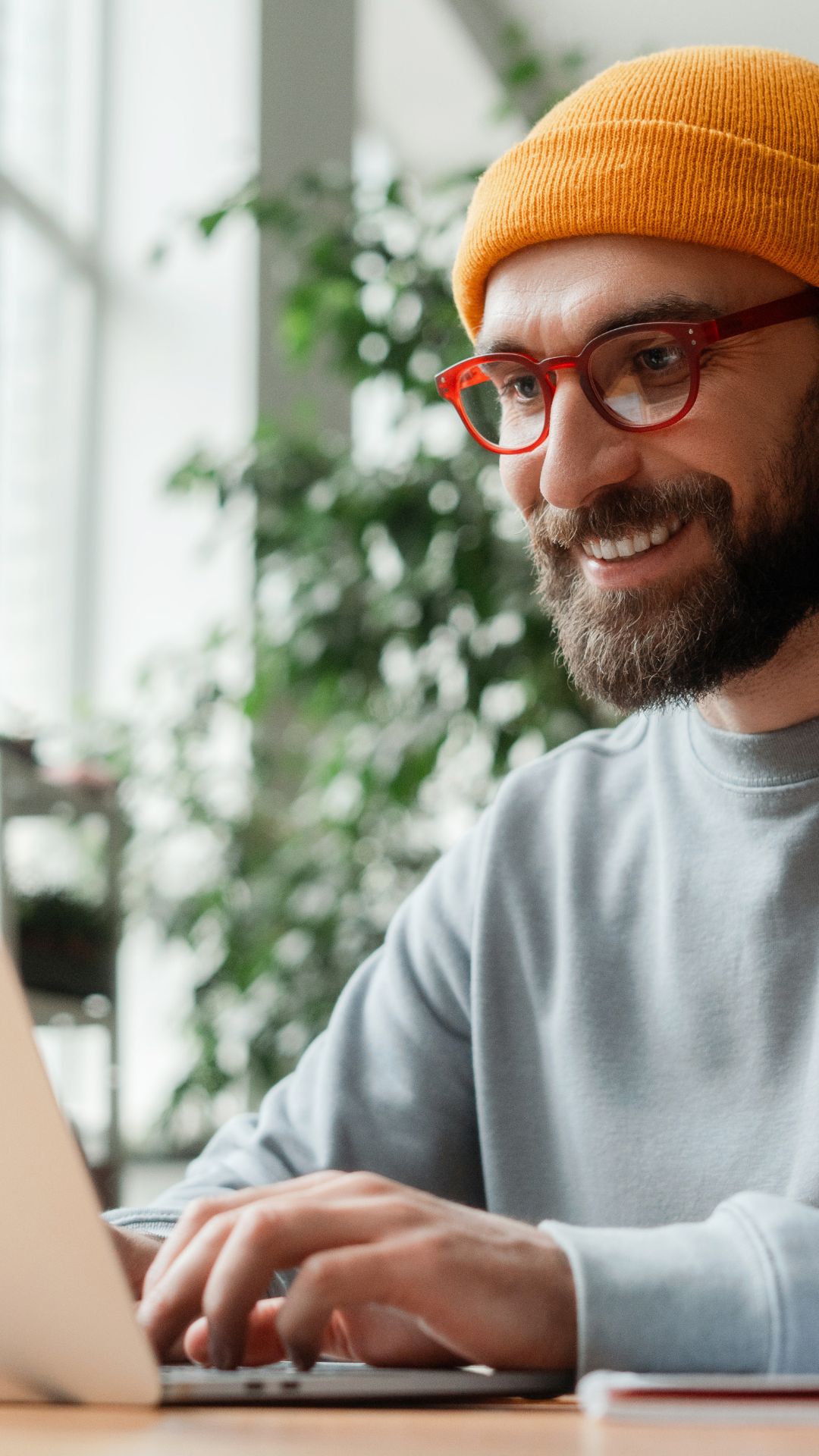 „Ein IT-Mitarbeiter arbeitet am Laptop und überwacht die Echtzeit-Erkennung sowie Abwehr von Cyberangriffen im Unternehmensnetzwerk.