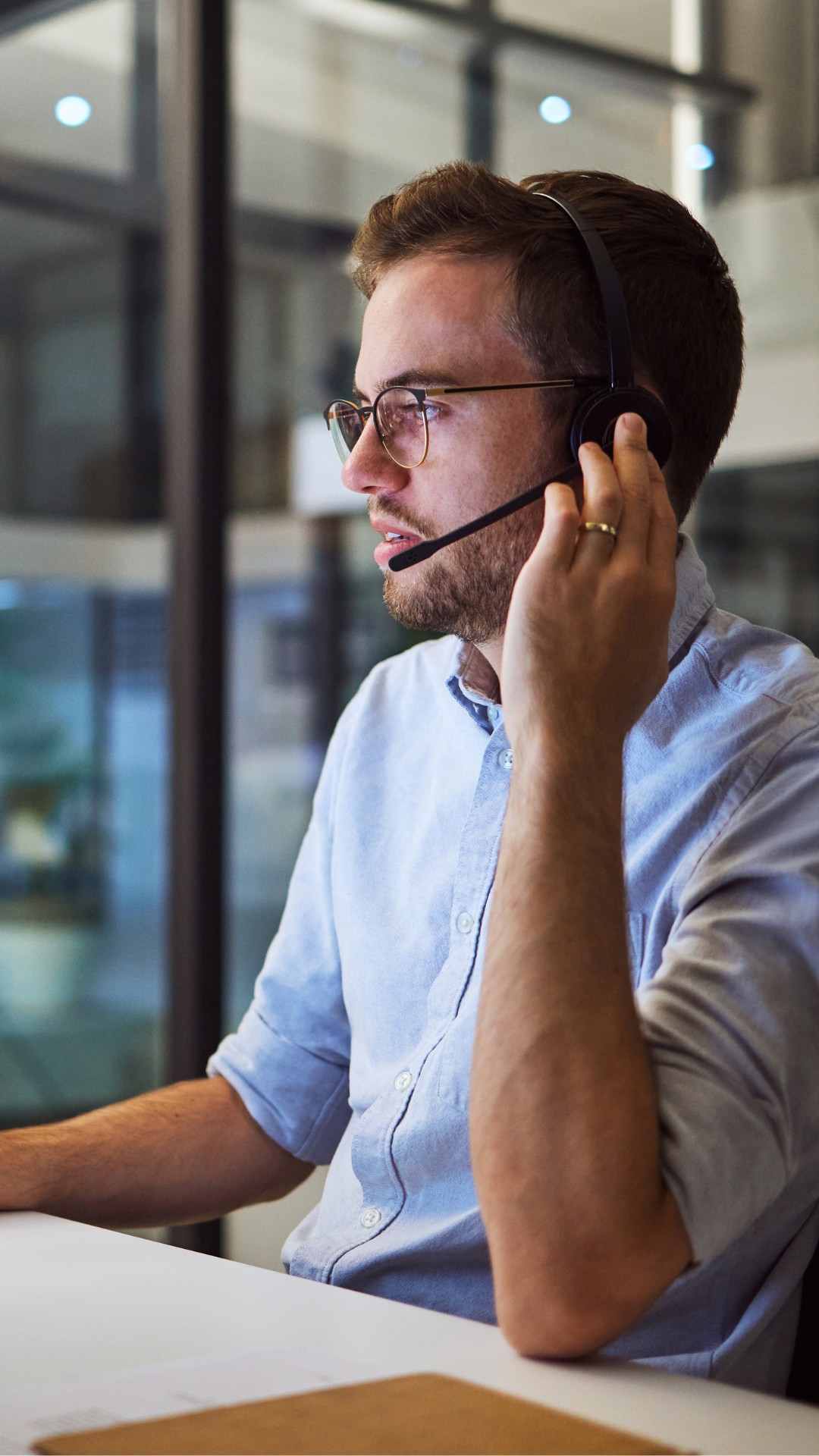 Ein IT-Sicherheitsexperte mit Headset analysiert am Arbeitsplatz potenzielle Schwachstellen und entwickelt klare Handlungsempfehlungen für nachhaltige Cybersecurity.