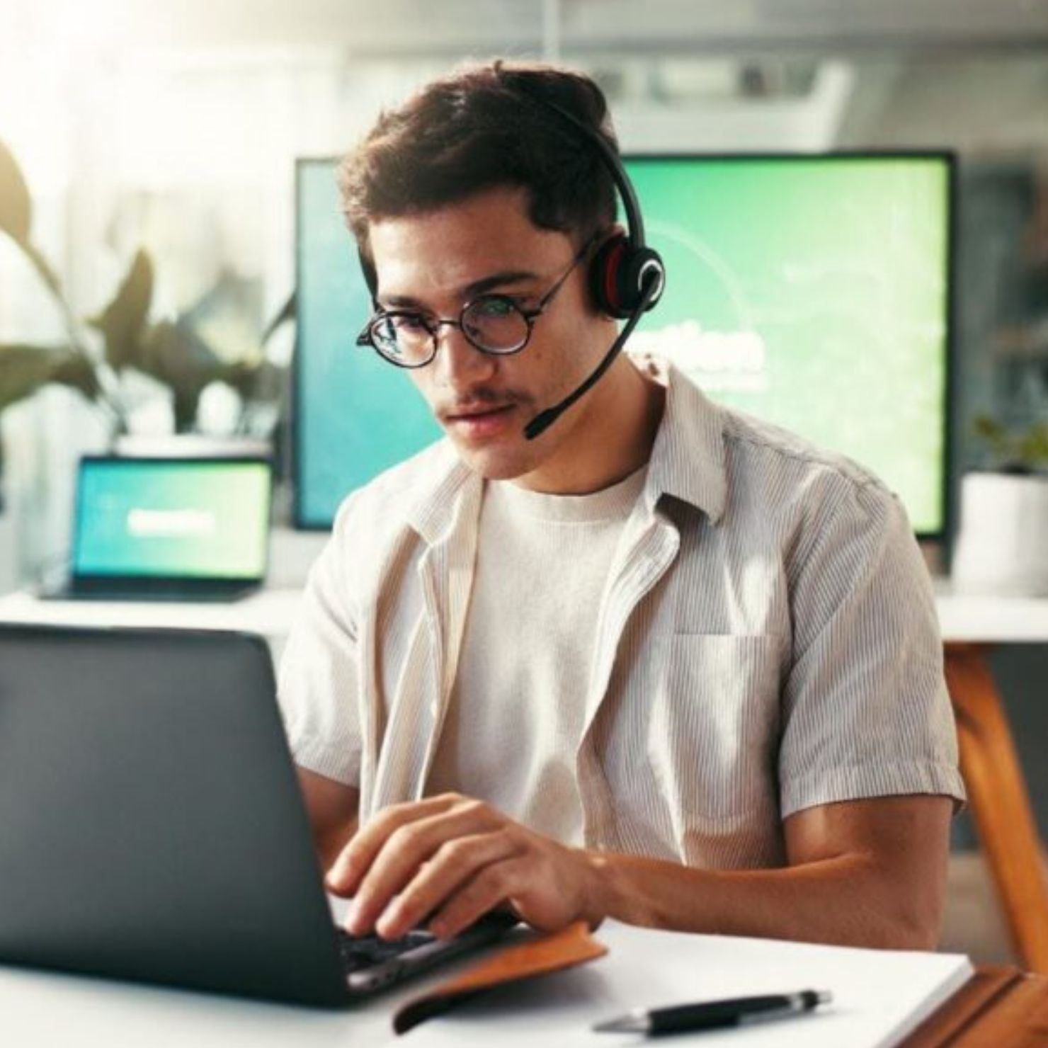 IT Security Consultant arbeitet am Laptop und unterstützt Unternehmen bei Pentesting, Schwachstellenanalyse und Cybersecurity.