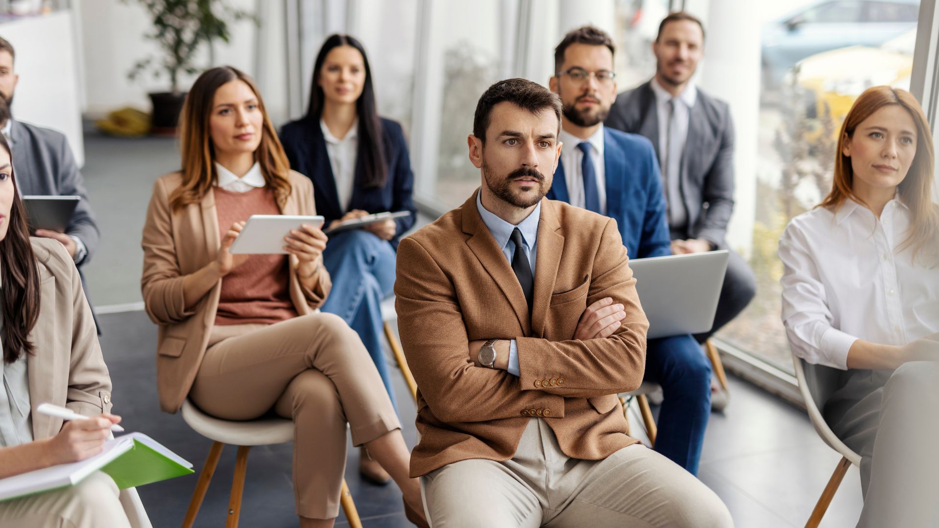 Bewerbergruppe im Cyber-Security-Bewerbungsgespräch bereitet Antworten auf typische Interviewfragen vor.