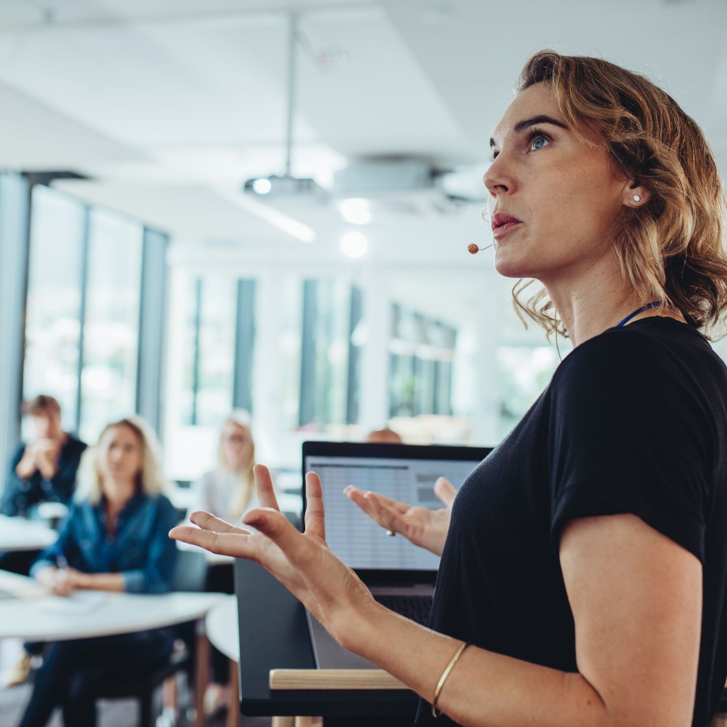 Eine Referentin hält eine Cybersecurity-Schulung und vermittelt aktuelle IT-Sicherheitsthemen in einem Workshop an Mitarbeitende.