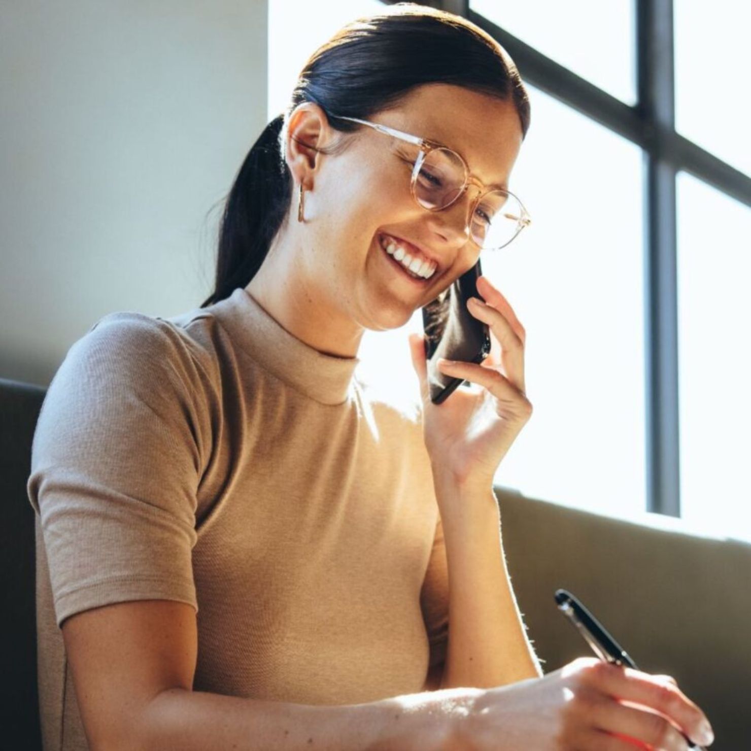 Mitarbeiterin koordiniert per Telefon Maßnahmen zur Angriffsfrüherkennung und IT-Sicherheit im Rahmen von Active Cyber Defense (ACD).