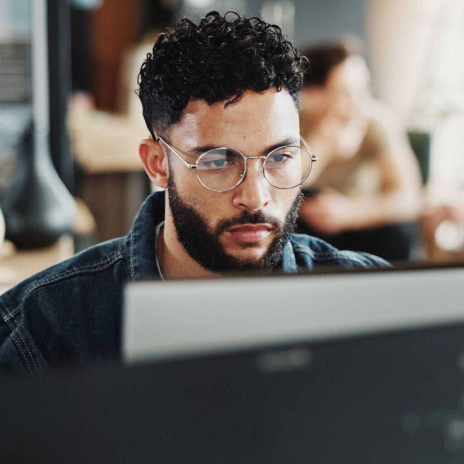 IT-Security-Analyst untersucht einen möglichen Cyberangriff am Bildschirm zur forensischen Analyse und schnellen Eindämmung des Vorfalls.