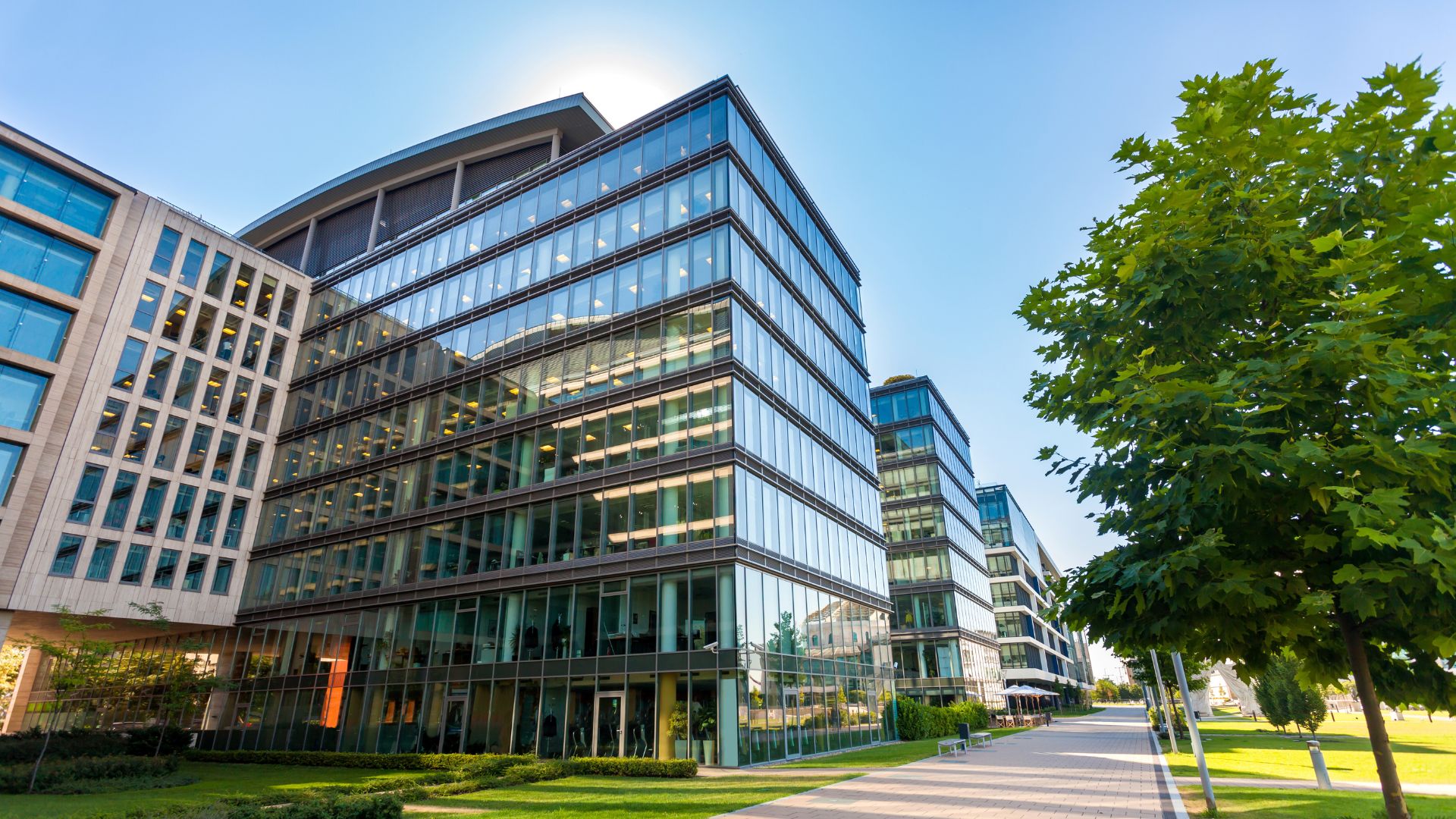 Moderner Firmenstandort steht sinnbildlich für IT-Sicherheitslösungen in der Logistik- und Infrastrukturbranche.