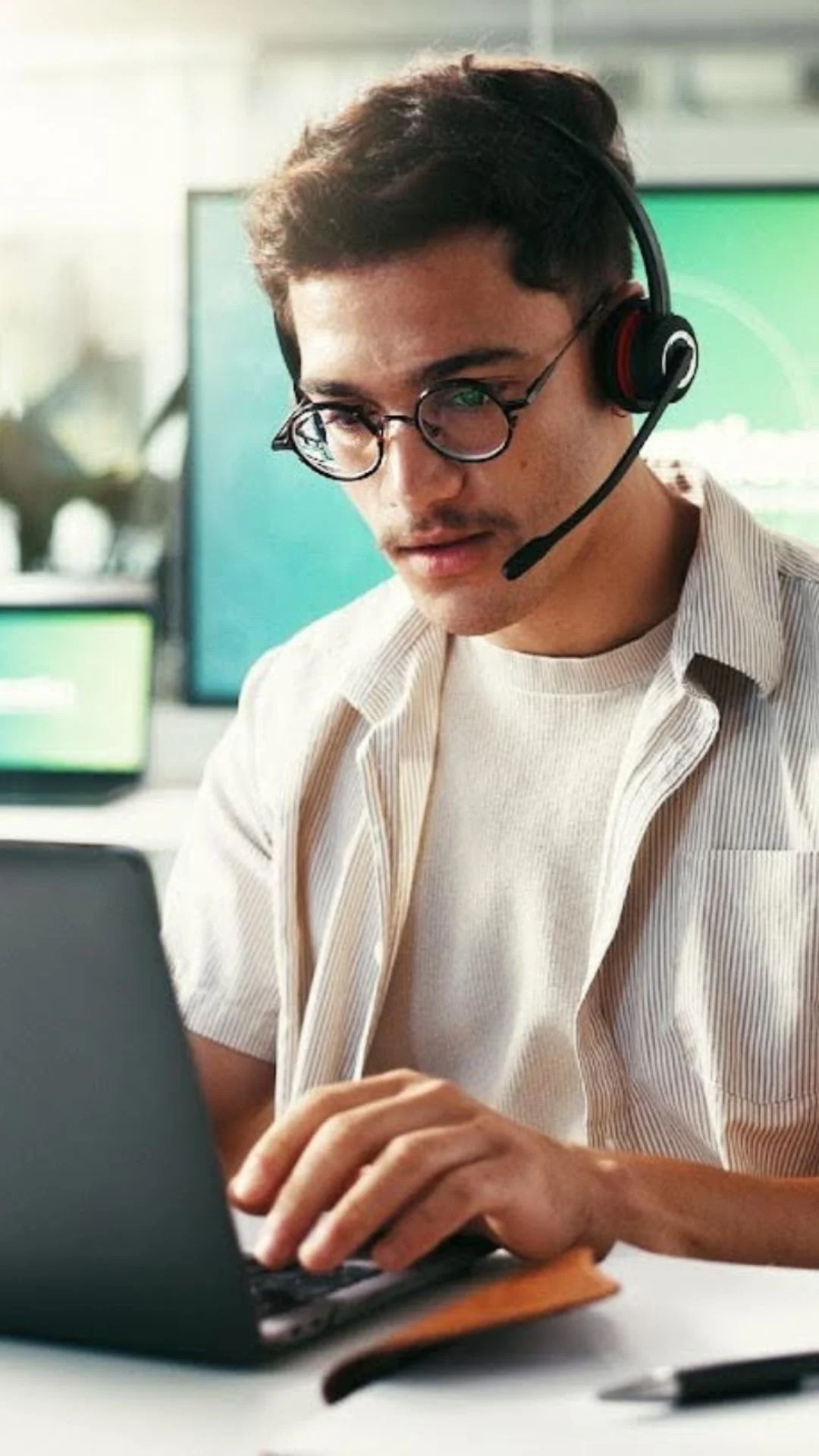 Ein Security-Analyst von CTL überwacht am Laptop rund um die Uhr mit Active Cyber Defense Bedrohungen und blockiert Cyberangriffe in Echtzeit.