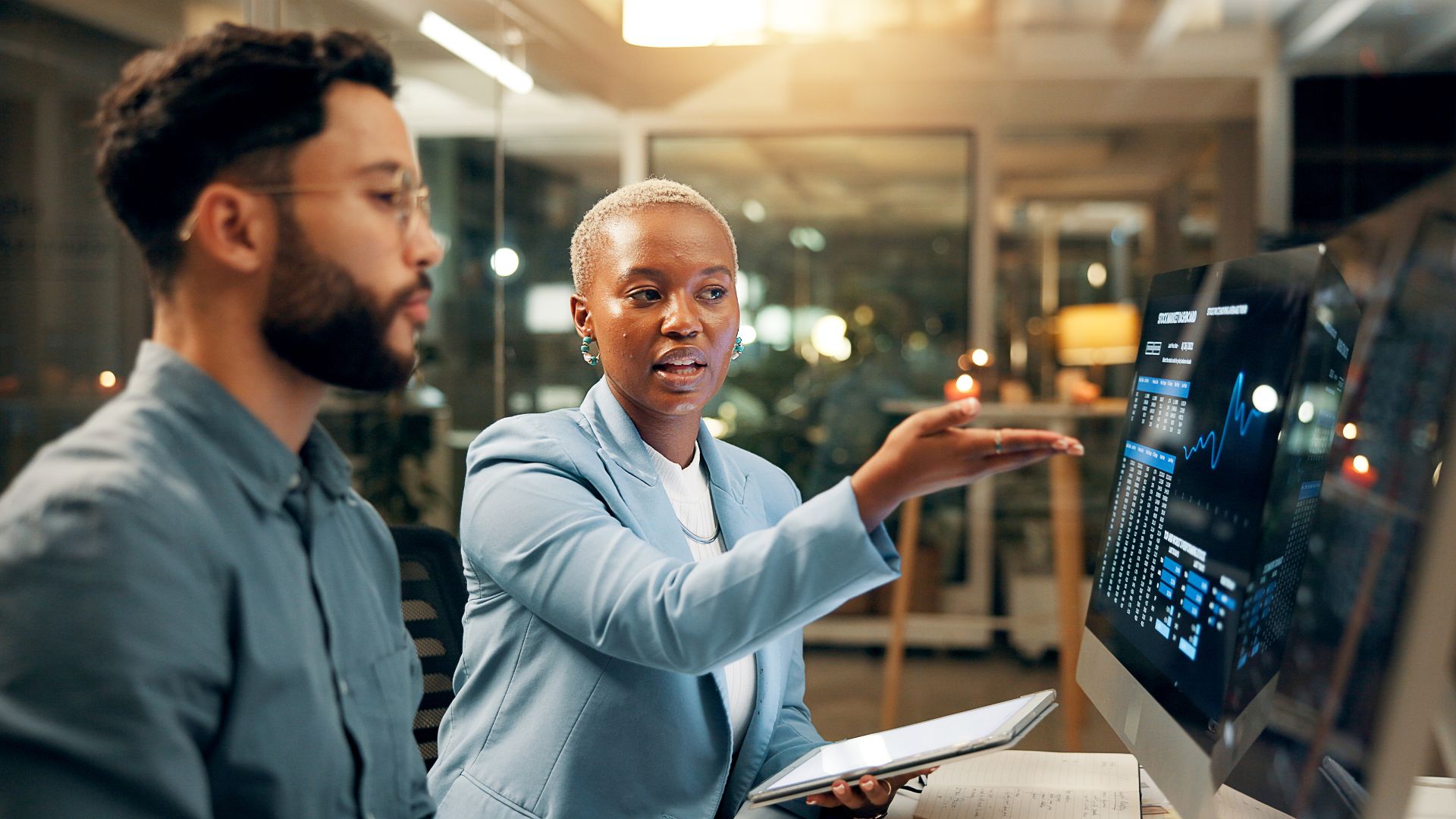 Ein Team analysiert Sicherheitsdaten am Monitor, um Cyberangriffe früh zu erkennen und die IT-Sicherheit in KMU zu verbessern.