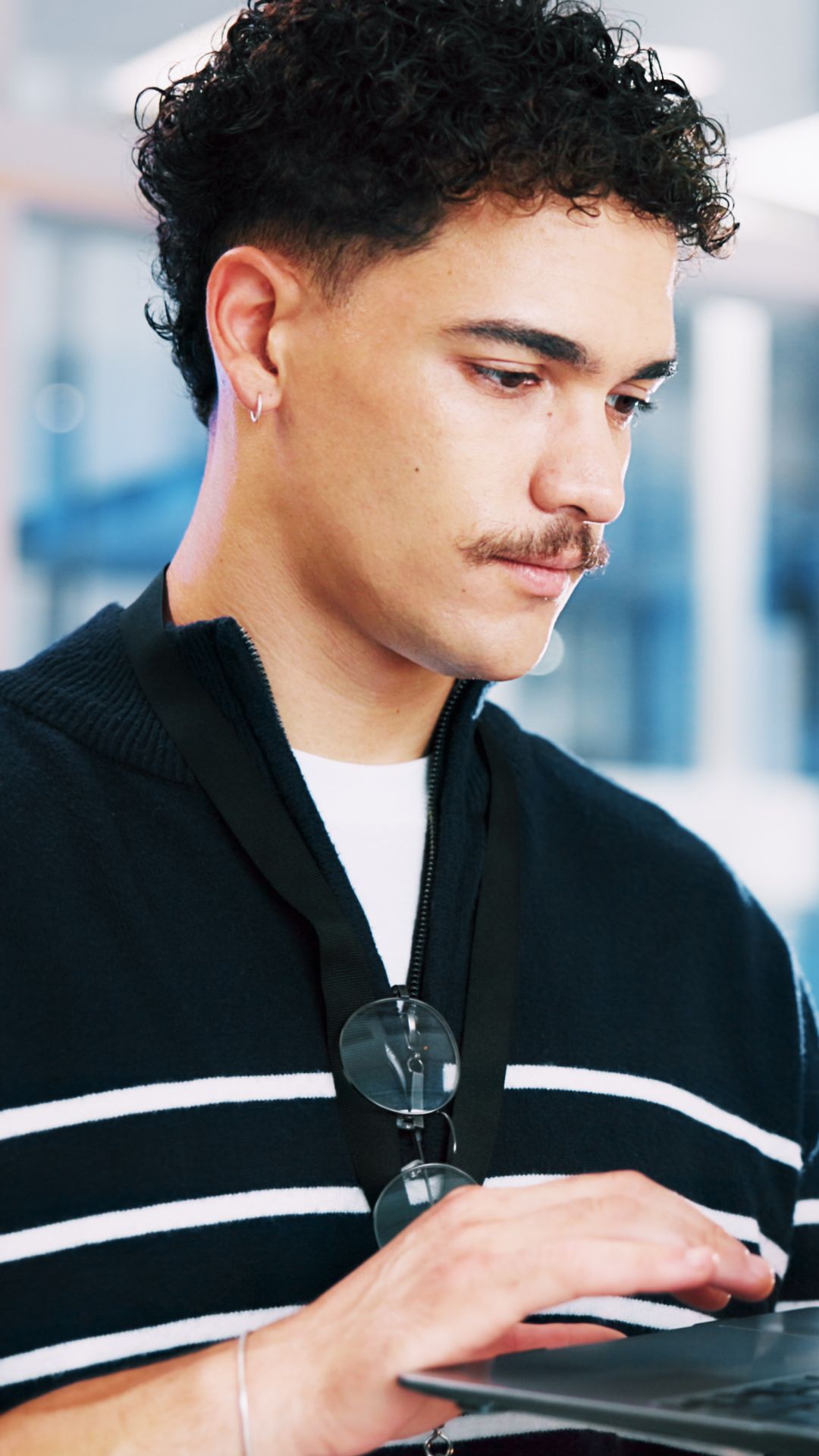 IT-Security-Spezialist arbeitet am Laptop – Symbolbild für wählbare Basis-Modul-Optionen wie 24/7 Angreifer-Früherkennung, Pentesting-as-a-Service oder JULIA mailoffice als SaaS.