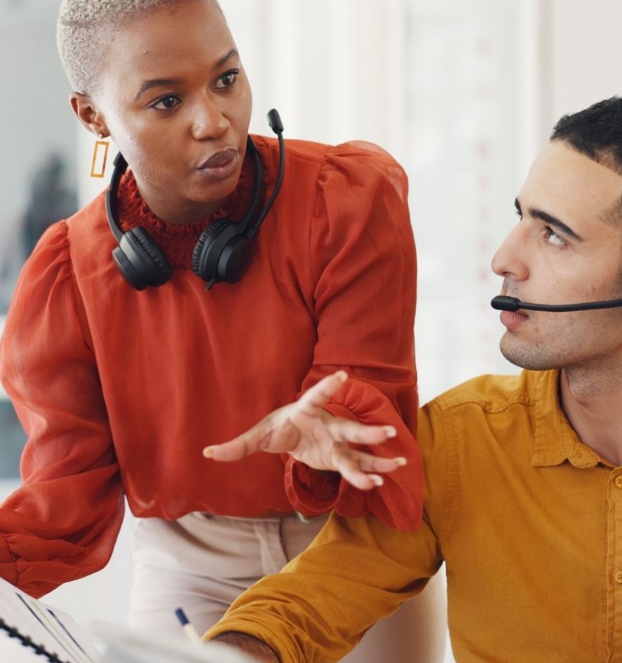 Ein IT-Sicherheitsteam bespricht am Arbeitsplatz Pentesting as a Service, kontinuierliche Schwachstellenanalysen und Maßnahmen zur Absicherung der Unternehmens-IT.